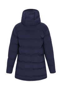 Giubbotto imbottito blu navy con cappuccio, caratterizzato da sezioni trapuntate orizzontali e una parte posteriore leggermente allungata. Tessuto liscio e strutturato.