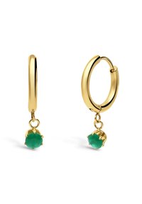 Gouden hoepel oorbellen met een gladde afwerking, voorzien van een groene edelsteen hanger. De edelsteen is gezet in een ronde bezel met pootjes.