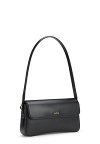 Sort læderhåndtaske med buet form, aftagelig skulderrem, gulddetalje med logo og glat tekstur. Enkel, moderne design.