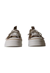 Paire de baskets plateforme imprimé léopard avec semelles blanches, breloque argentée décorative "Love" et lacets perlés sur fond blanc.