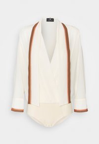 Vit blus med en inslagningdesign, bruna och orange randiga accenter. Har trekvartslånga ärmar och en tryckknappsstängning längst ner.