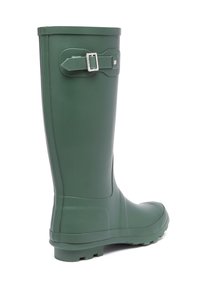 Grüner Gummiregenstiefel mit glatter Textur, Wadenhöhe und seitlichem Schnallen-Detail. Dicke Sohle mit ausgeprägtem Profil für besseren Halt.