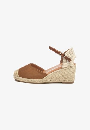 Espadrillas con zeppa in suede marrone, punta rotonda, parte superiore testurizzata beige e cinturino alla caviglia. Dettagli in juta sulla zeppa e suola piatta in gomma.