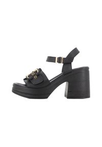 Sandalias negras de tacón alto con un tacón ancho, que presentan una correa ancha, un acento de hebilla y una textura de cuero suave.