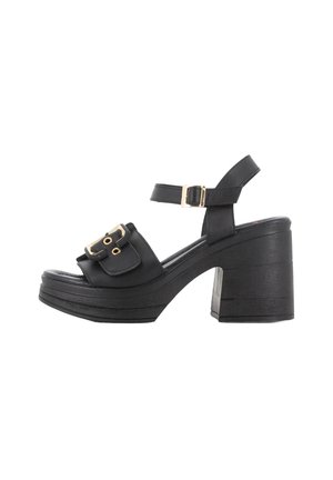 Sandalias negras de tacón alto con un tacón ancho, que presentan una correa ancha, un acento de hebilla y una textura de cuero suave.