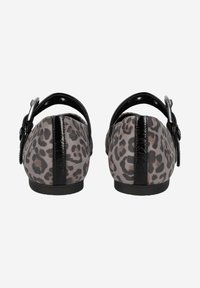 Leopardprint ballerina's met zwarte lakleren accenten. Rond de neus, achterkant met decoratieve gespsluiting, zachte textuur en platte zool.