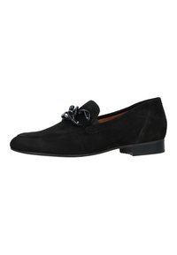 Zwarte suède loafers met een gladde afwerking, voorzien van een glanzend zwarte kettingdetail op de bovenkant en een lage blokhak.