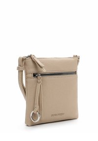 Borsa a tracolla in pelle beige con superficie testurizzata, chiusura con zip, nappina laterale e dettagli in metallo argentato. Presenta il logo del marchio.