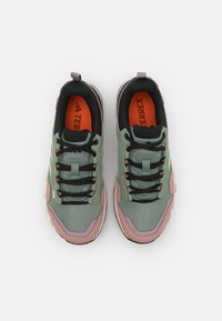 Adidas Terrex TRACEROCKER 2 GTX  - Pantofi drumeție - silver green/linen green/warm clay