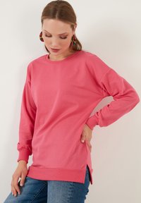 LELA CREW NECK - Sportska majica - fuchsia