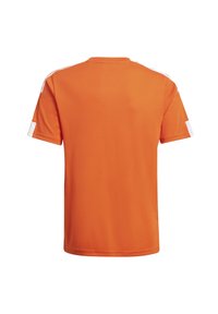Camiseta deportiva naranja de tejido ligero, de manga corta, con cuello redondo y detalles blancos a lo largo de los hombros y los lados. Textura suave.