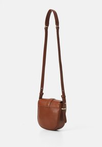 Hnědá kožená crossbody taška zaobleného tvaru, s nastavitelným popruhem a klopovým zapínáním. Texturovaný povrch s jemnými švy.