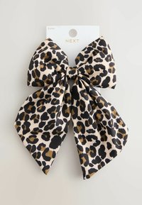Bentiță din material cu imprimeu leopard, având pete negre și maronii pe un fundal bej, cu un nod central și două cozi late.