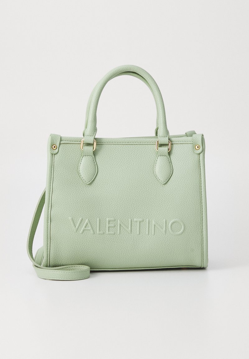 Bolsa de mão em couro texturizado verde com duas alças superiores, alça de ombro ajustável e logótipo VALENTINO em relevo na frente. Acessórios de metal dourado.