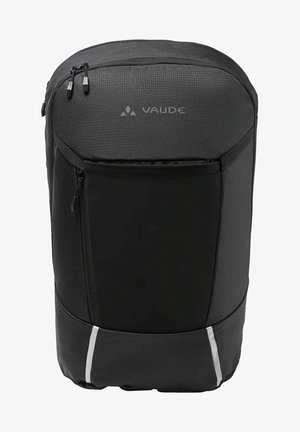 Mochila Vaude negra con una textura suave, forma rectangular y dos compartimentos con cremallera. Presenta acentos reflectantes en la parte inferior.