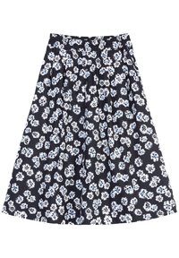 Falda floral con un fondo azul marino oscuro y flores blancas y azul claro. Cintura elástica y pliegues fruncidos para un diseño acampanado.