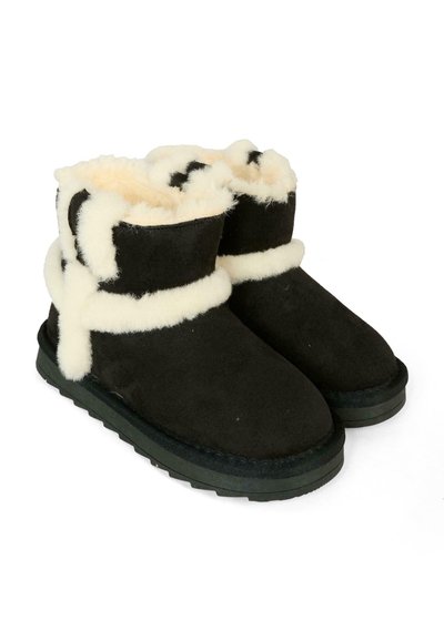 Stivaletti neri in suede alla caviglia, con una morbida fodera in shearling color crema, caratterizzati da una cinturino decorativo e una suola in gomma testurizzata.