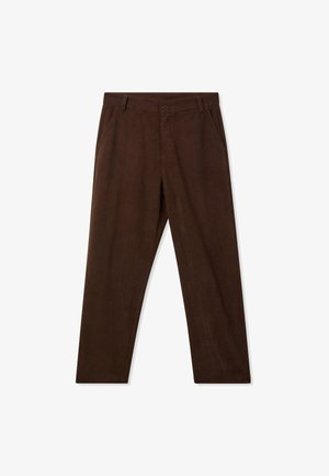 Pantaloni in velluto a coste marroni con bottone frontale, passanti per cintura, tasche laterali e gamba dritta su uno sfondo bianco.