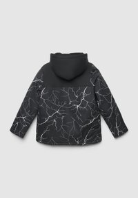 Giacca nera con cappuccio, caratterizzata da un motivo a saetta bianca. Il design presenta un pannello superiore nero uniforme e una superficie testurizzata.