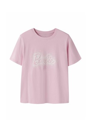 Lichtroze T-shirt met korte mouwen, ronde hals en witte fonkelende "Barbie" tekst gecentreerd aan de voorkant.