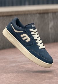 Unselected, navy/white