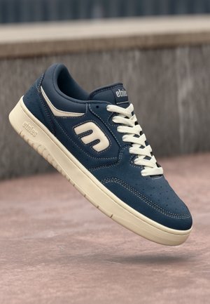 LOOT UNISEX - Skate shoes - navy/white