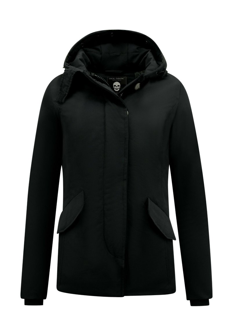 Zwarte jas met capuchon, gemaakt van gladde stof. Voorzien van twee zakken aan de voorzijde, drukknopen en een logolabel aan de binnenkant van de kraag.