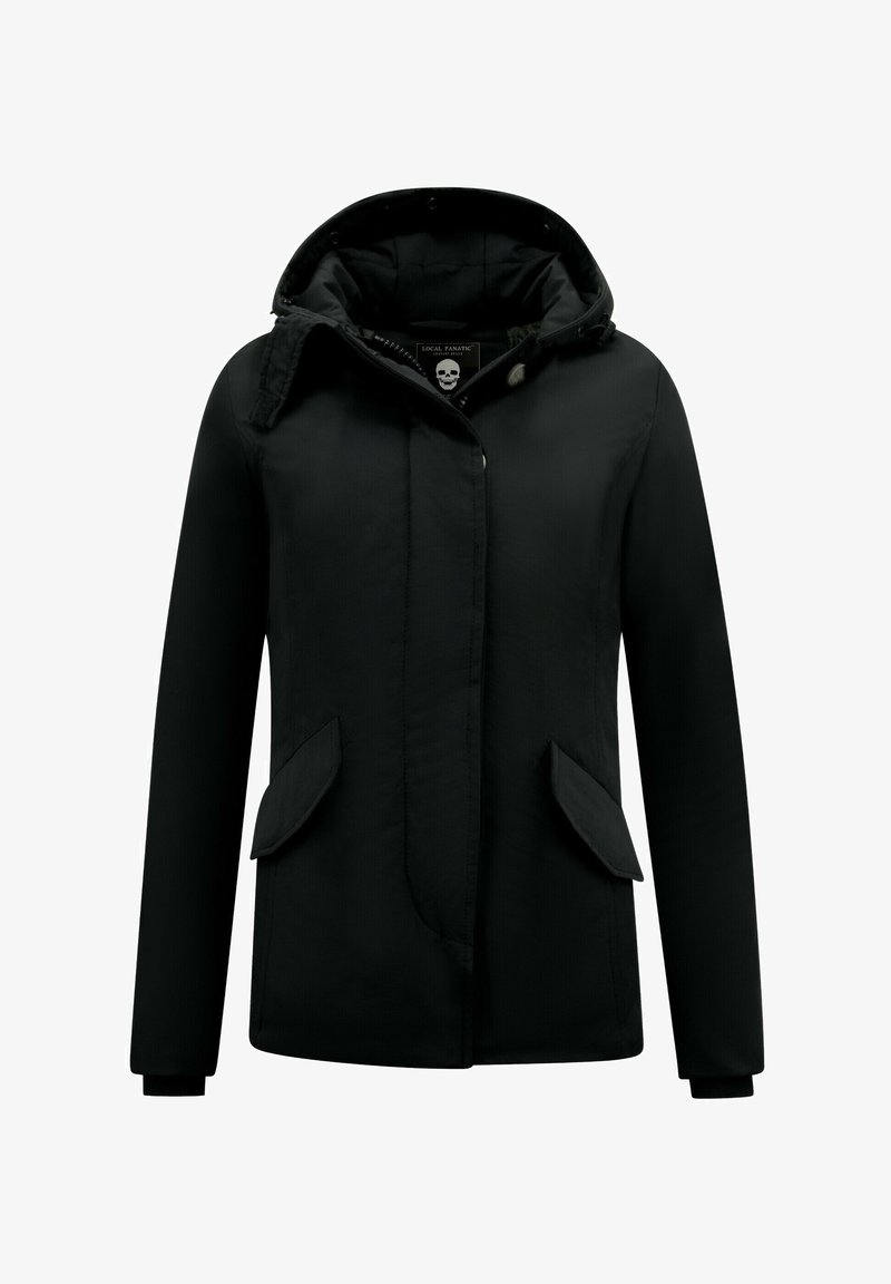 Zwarte jas met capuchon, gemaakt van gladde stof. Voorzien van twee zakken aan de voorzijde, drukknopen en een logolabel aan de binnenkant van de kraag.