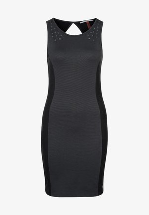 Musta hihaton mekko napakalla muotoilulla, jossa on teksturoitu kangas ja timanttistudit hartioilla. Sisältää avainaukko-details selässä.