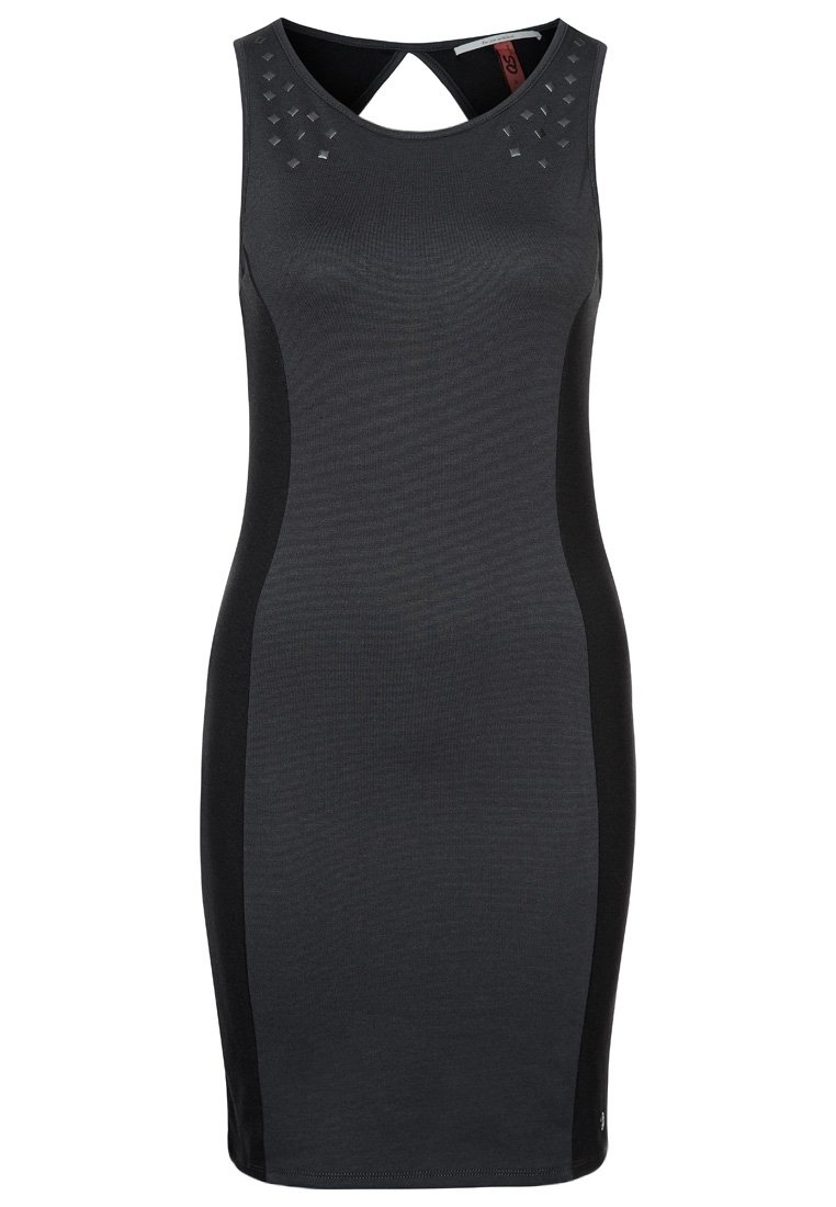 Czarna sukienka bez rękawów o dopasowanym kroju, z teksturowanej tkaniny i diamentowymi ćwiekami na ramionach. Zawiera detal w postaci otworu na plecach.