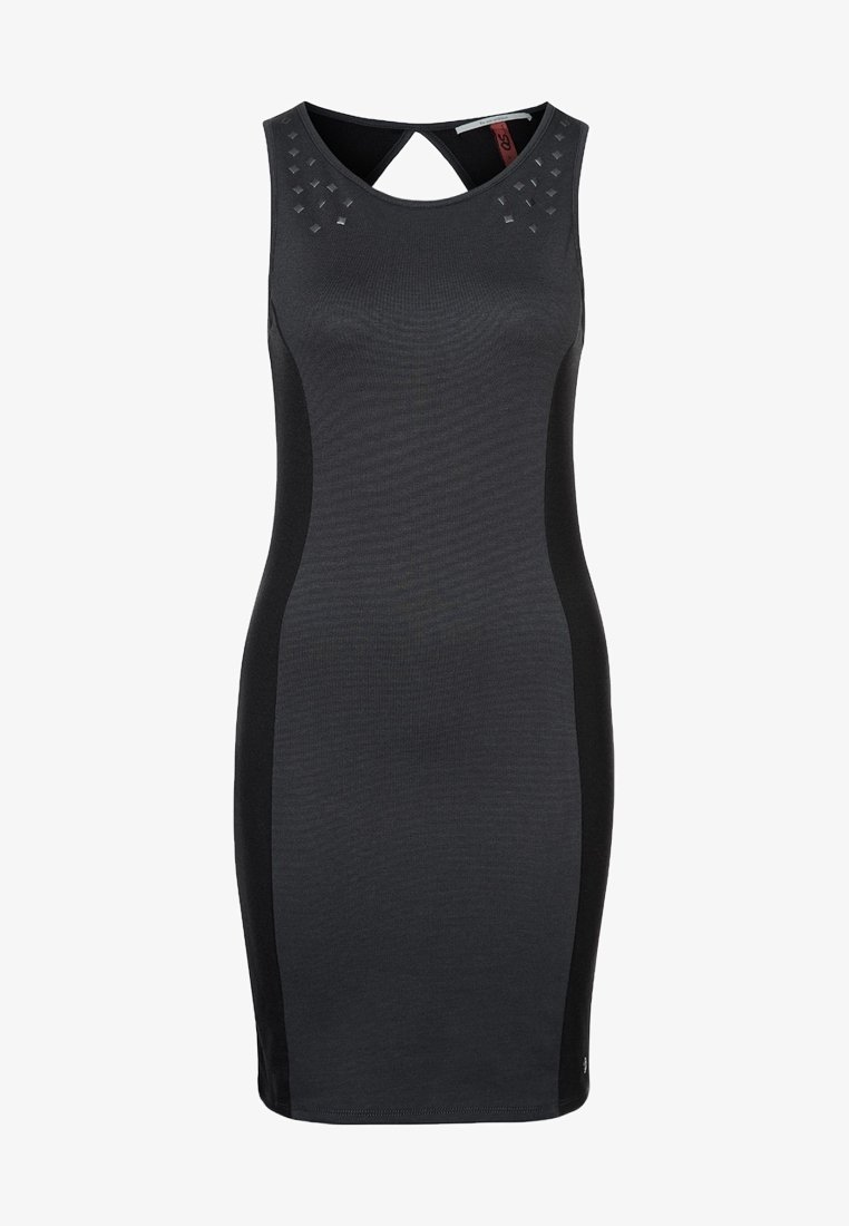 Czarna sukienka bez rękawów o dopasowanym kroju, z teksturowanej tkaniny i diamentowymi ćwiekami na ramionach. Zawiera detal w postaci otworu na plecach.