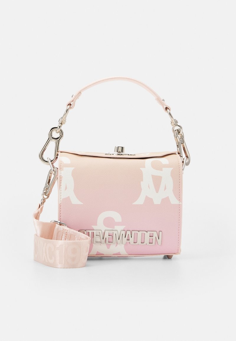 Sac à main en simili cuir rose avec motif logo blanc, quincaillerie en argent, fermoir supérieur et bandoulière détachable avec imprimé logo. Forme rectangulaire compacte.