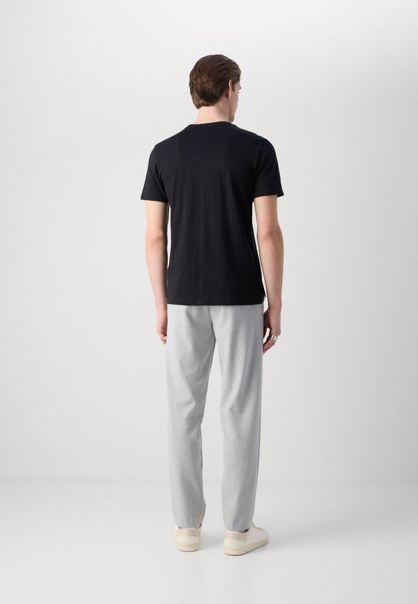 REGULAR FIT IN WITH EMBROIDERED LOGO - Basic T-shirt2