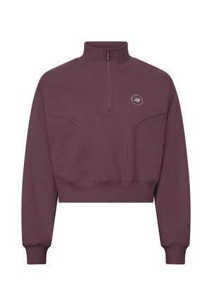 Bordeaux cropped sweatshirt met een hoge kraag, halflange rits en geribbelde manchetten. Heeft een subtiele logo op de borst en een zachte, gestructureerde stof.