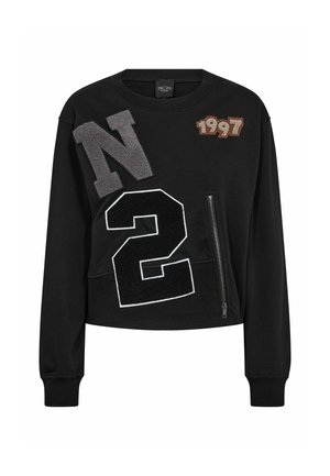 Zwarte cropped sweatshirts met geweven stoffen letters "N," "2" en "1997" in grijze en koperaccenten, voorzien van een detail met een ritszak.