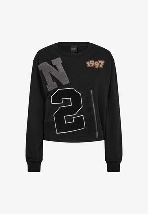 Zwarte cropped sweatshirts met geweven stoffen letters "N," "2" en "1997" in grijze en koperaccenten, voorzien van een detail met een ritszak.