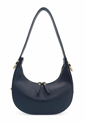 Petit sac à épaule en cuir noir de forme courbe, fermeture éclair sur le dessus, et une sangle longue unique avec quincaillerie dorée.