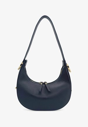 Petit sac à épaule en cuir noir de forme courbe, fermeture éclair sur le dessus, et une sangle longue unique avec quincaillerie dorée.