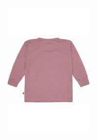Gestreepte lange mouwen shirt in rood en wit, met een ronde halslijn en een klein kleurgeblokkeerd label aan de zijkant. Zachte stoftextuur.