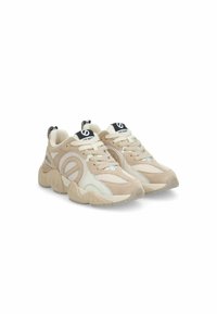 Beige sneakers met mesh- en suèdepanelen, ronde neus, dikke zool en vetersluiting. Beschikt over een logo op de tong en de hieltab.