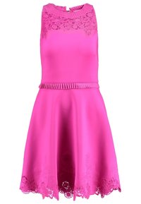 Robe sans manches rose vif avec dentelle florale à l'encolure et à l'ourlet, bordure plissée à la taille et au col, jupe évasée à hauteur des genoux.