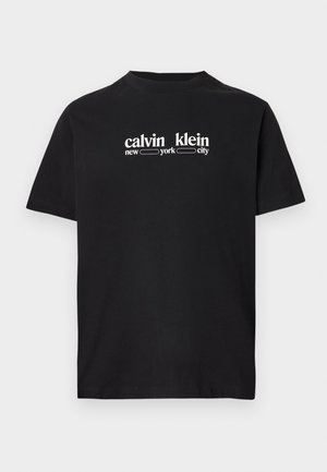 Zwart T-shirt met korte mouwen en witte tekst calvin klein new york city gecentreerd op de borst.