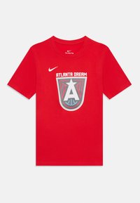 Raudonas Nike marškinėliai su centriniu Atlanta Dream logotipu baltos, pilkos ir juodos spalvų, papildytas žvaigždės ir krepšinio grafika. Standartinė forma.
