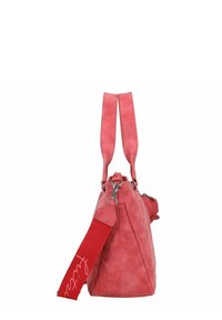 Roze gestructureerde handtas met dubbele handvatten, een afneembare rode schouderband en een ritsluiting, voorzien van een geweven patroon op het lichaam.