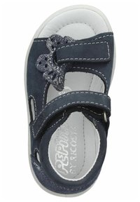 Sandalo per bambini di colore blu navy, realizzato in suede, con un accento a forma di farfalla texture, cinturino regolabile e una suola bianca imbottita.