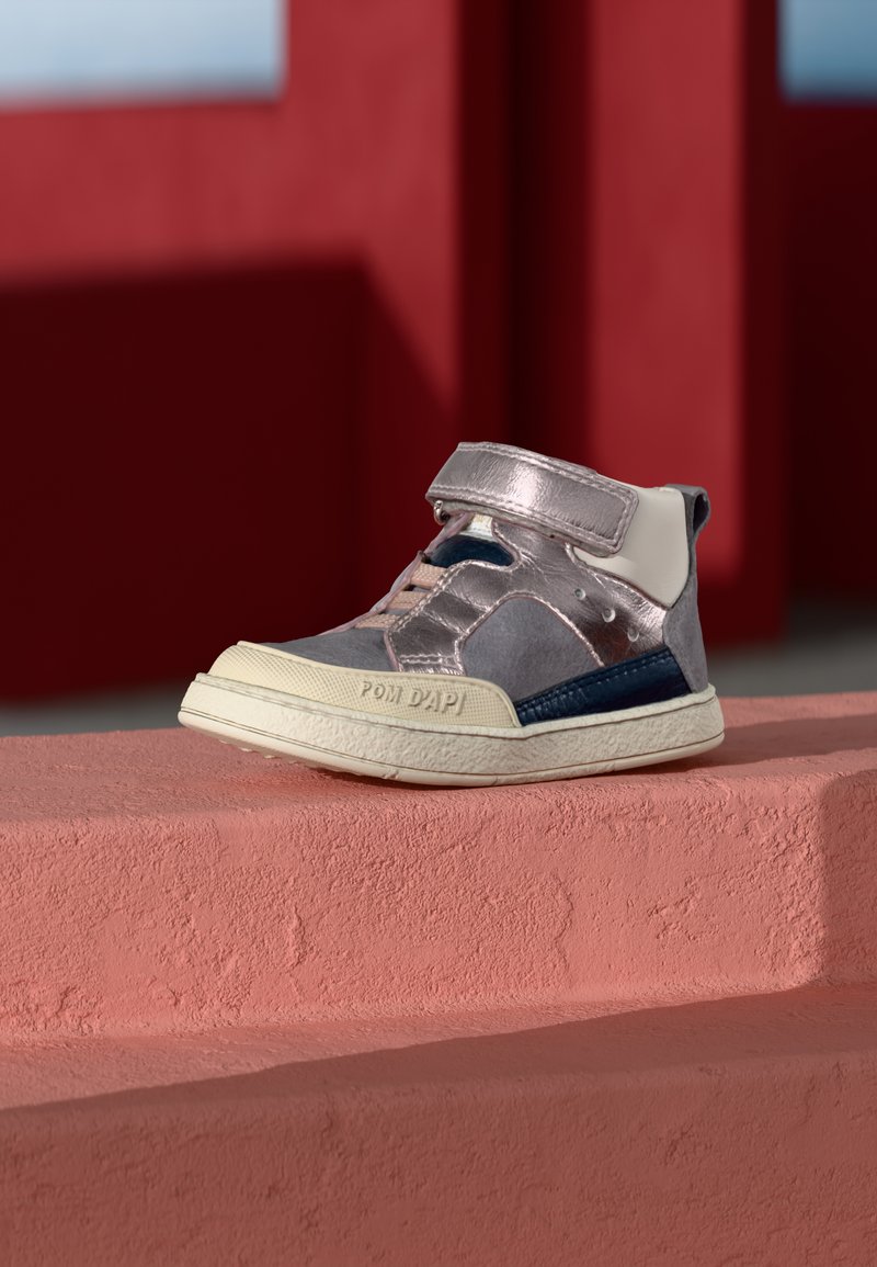 Srebrne i granatowe trampki typu high-top z rzepem, wykonane z zamszu i gładkiej skóry, z białą gumową podeszwą i detalem logo.