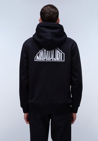 Felpa nera con cappuccio realizzata in tessuto misto cotone, caratterizzata da un grande logo bianco sul retro. Include un cappuccio con coulisse e polsini e orlo a costine.