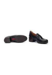 Mocasines de cuero negro con un diseño texturizado, tacón bajo y suela de goma. Presentan un acabado liso en la parte superior y detalles de doble correa.