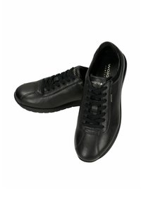 Sneakers in pelle nera con una texture liscia, dotati di un design con lacci e punta arrotondata. Branding discreto sul lato.