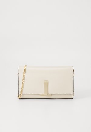 Borsetta a tracolla in pelle verniciata color crema con catena dorata e chiusura frontale minimale. Texture liscia con linee pulite.